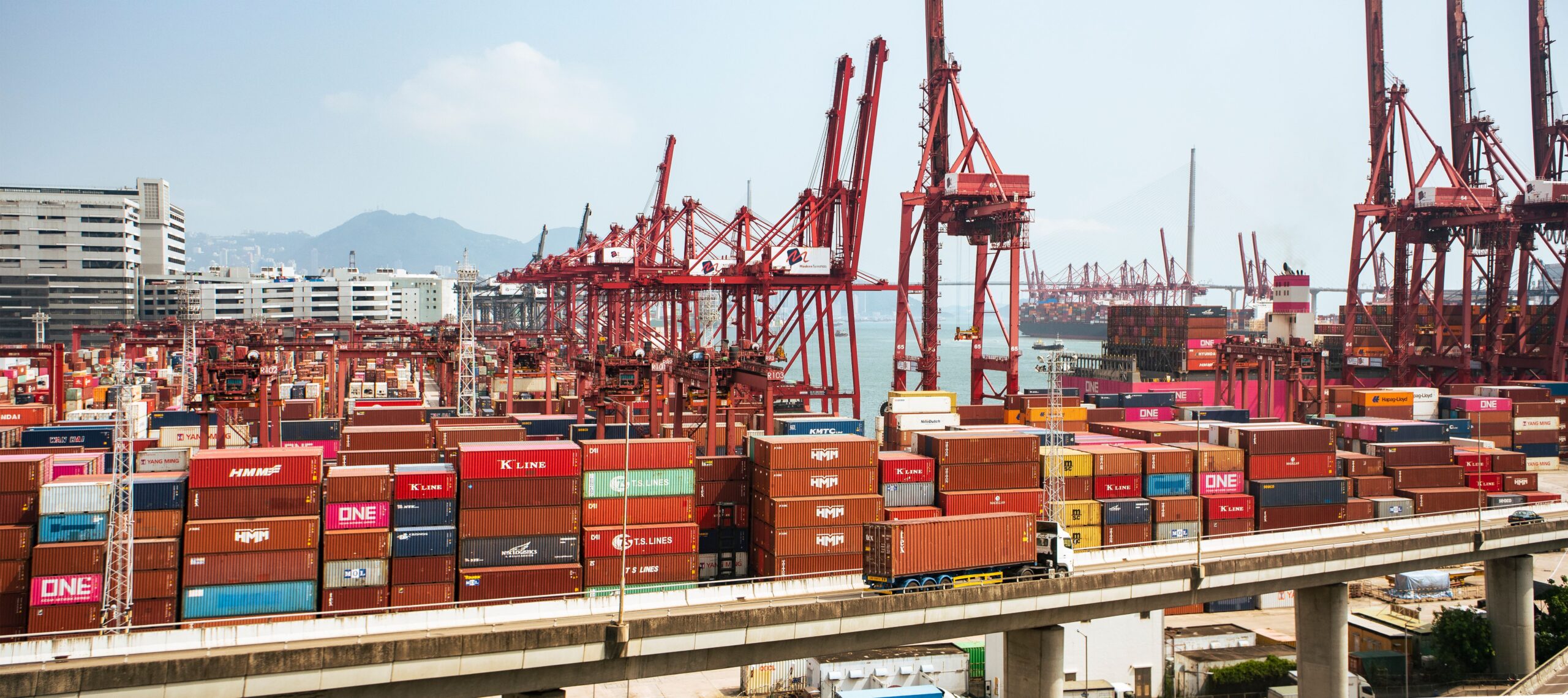 logistics supply chain concept